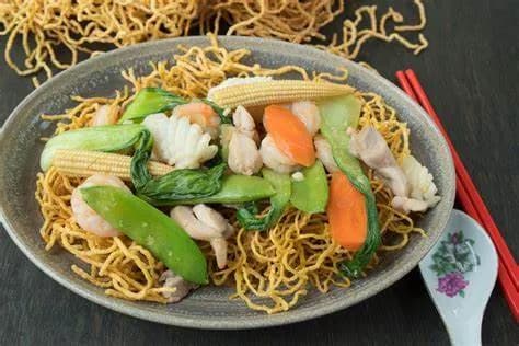 121-mon-an-tieu-bieu-viet-nam-mi-xao-gion-sai-gon-co-gi-hap-dan_món mì xào giòn hồ chí minh 3.jpg