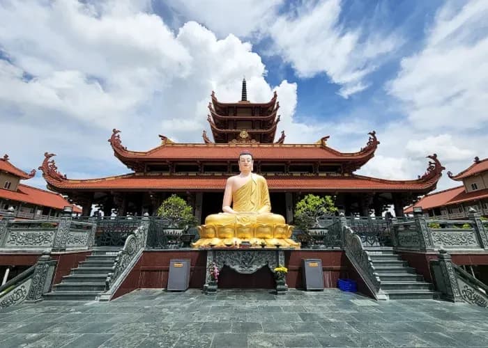 Stately Buddha statue at Vinh Nghiem Pagoda in Ho Chi Minh City.