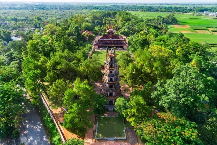 Chua-Thien-Mu-Hue---Diem-tham-quan-linh-thieng-400-nam-tuoi-_shutterstock1151122742huge-1676619412752.jpg
