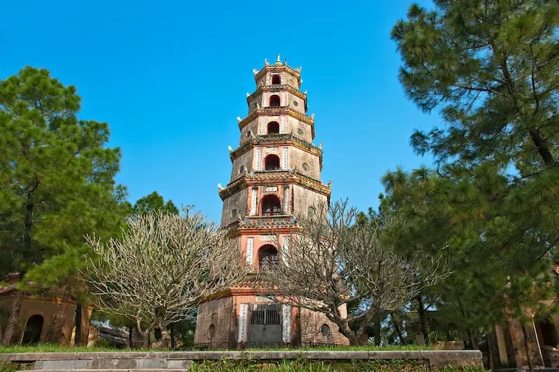 Chua-Thien-Mu-Hue---Diem-tham-quan-linh-thieng-400-nam-tuoi-_shutterstock70242421supersize-1676621872290.jpg