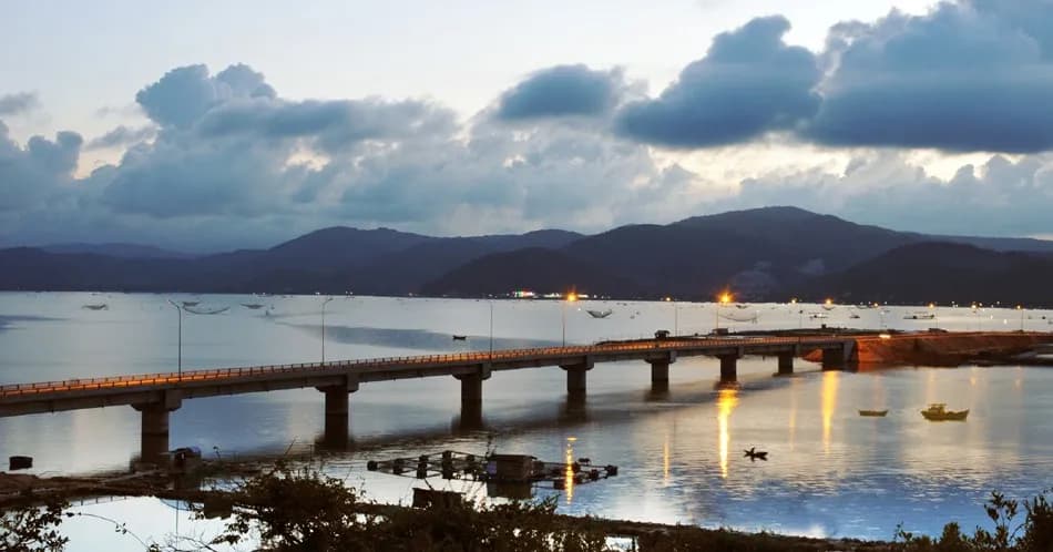 De-Dam-Cu-Mong-Phu-Yen-gui-den-nhung-con-nguoi-ban-ron-chut-_Đầm Cù Mông 1.jpg