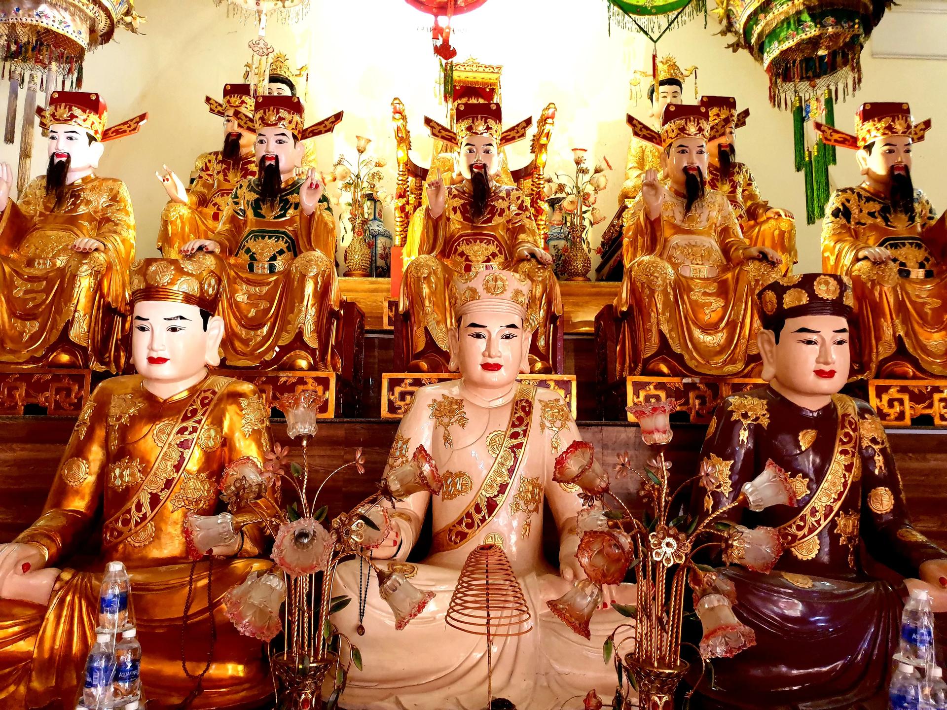 Den-Thien-Nhien-Canh---Tin-nguong-tho-Mau-Tam-phu--Tu-phu-tai-_Chùa_Giác_Hải_năm_2022_(ban_thờ_Chư_vị_Tôn_quan_Tứ_Phủ)_(1).jpg