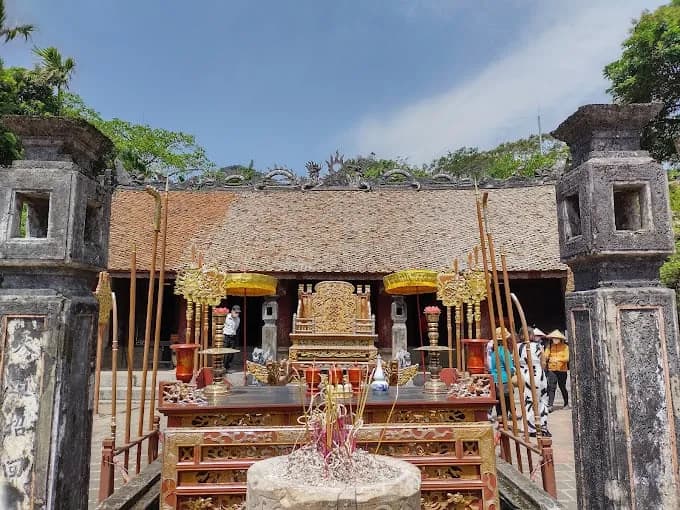 Linh-thieng-den-vua-Dinh-Tien-Hoang-tai-co-do-Hoa-Lu-xinh-dep_den-tho-dinh-tien-hoang-ivivu-1.jpg