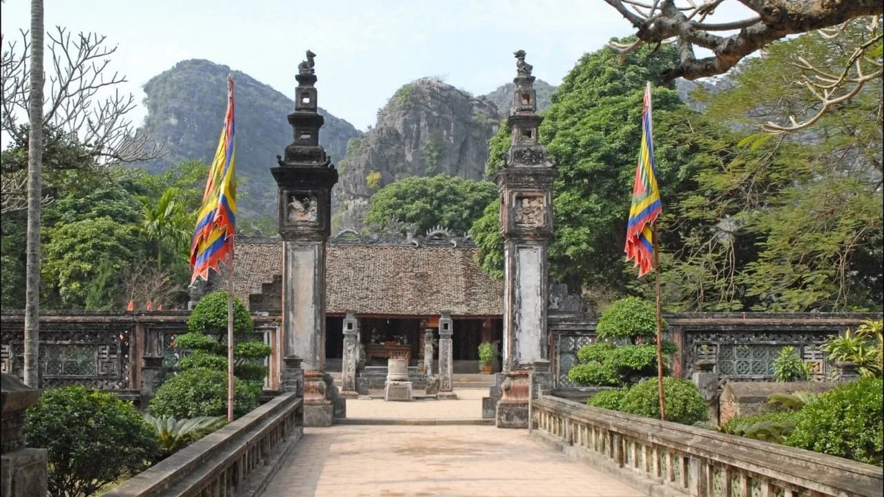 Linh-thieng-den-vua-Dinh-Tien-Hoang-tai-co-do-Hoa-Lu-xinh-dep_linh-thieng-den-vua-dinh-tien-hoang-tai-co-do-hoa-lu-xinh-dep-01-1640527505.jpg
