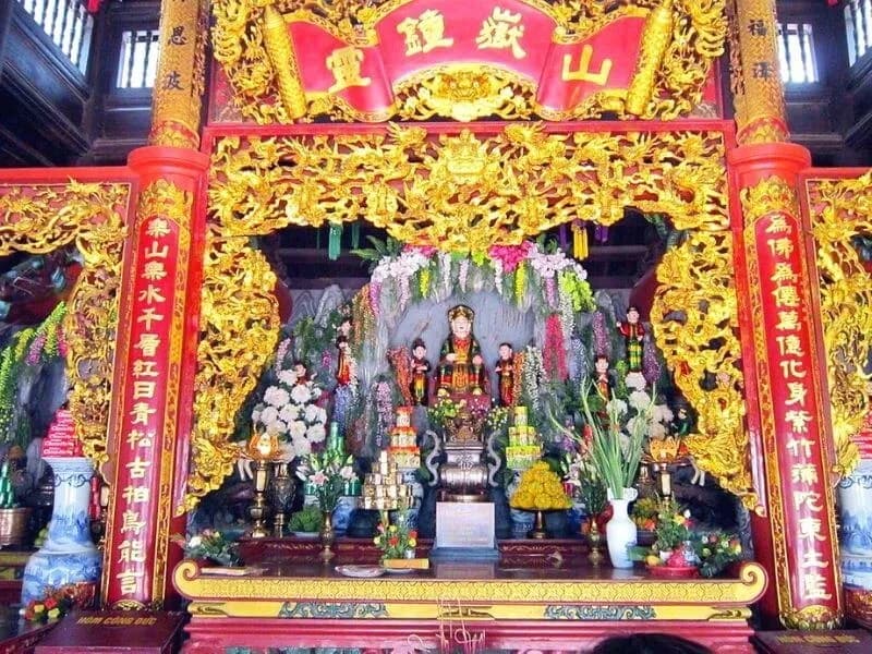 Magnificent altar at Phủ Dầy with intricate and lavish decorations.