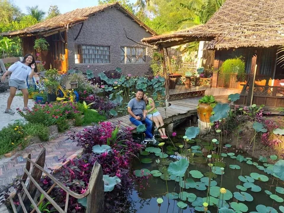 Tourists enjoy the beautiful natural scenery and fresh air at Mekong Rustic.