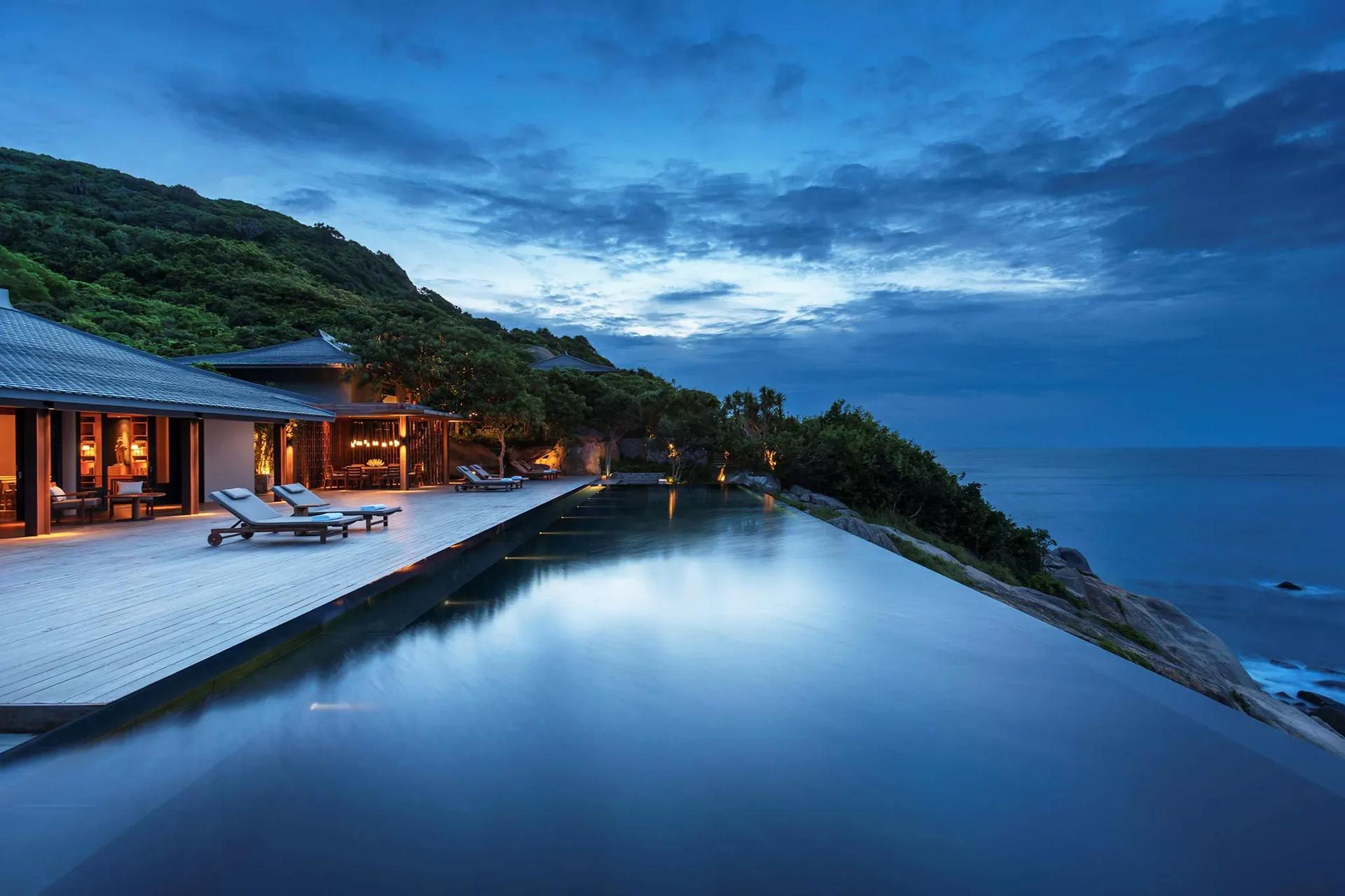 Infinity pool at Amanoi with expansive ocean views.