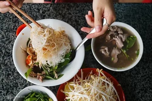 pho-hai-to-mon-an-dat-gia-tri-am-thuc-chau-a-vnexpress-du-lich_Phở khô Gia Lai 4.jpg