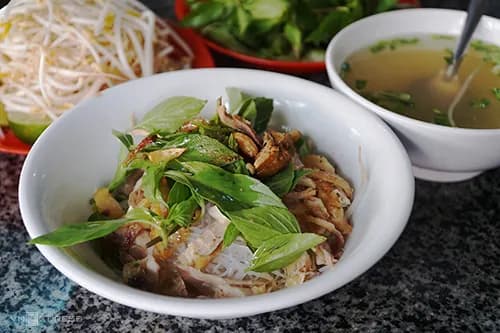 pho-hai-to-mon-an-dat-gia-tri-am-thuc-chau-a-vnexpress-du-lich_Phở khô Gia Lai 1.jpg