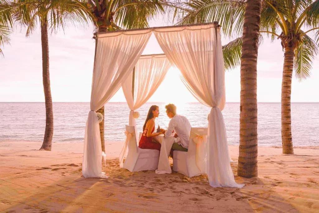 Romantic beach dinner at Salinda Resort