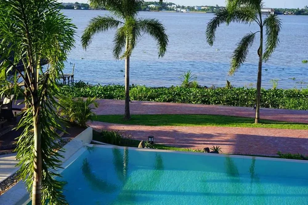 Spacious riverside and refreshingly green pool.