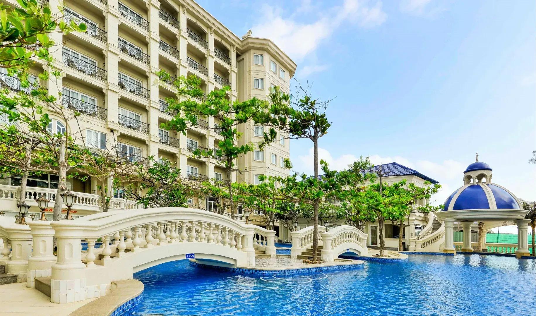 Relax at the unique pool of Lan Rừng Resort.