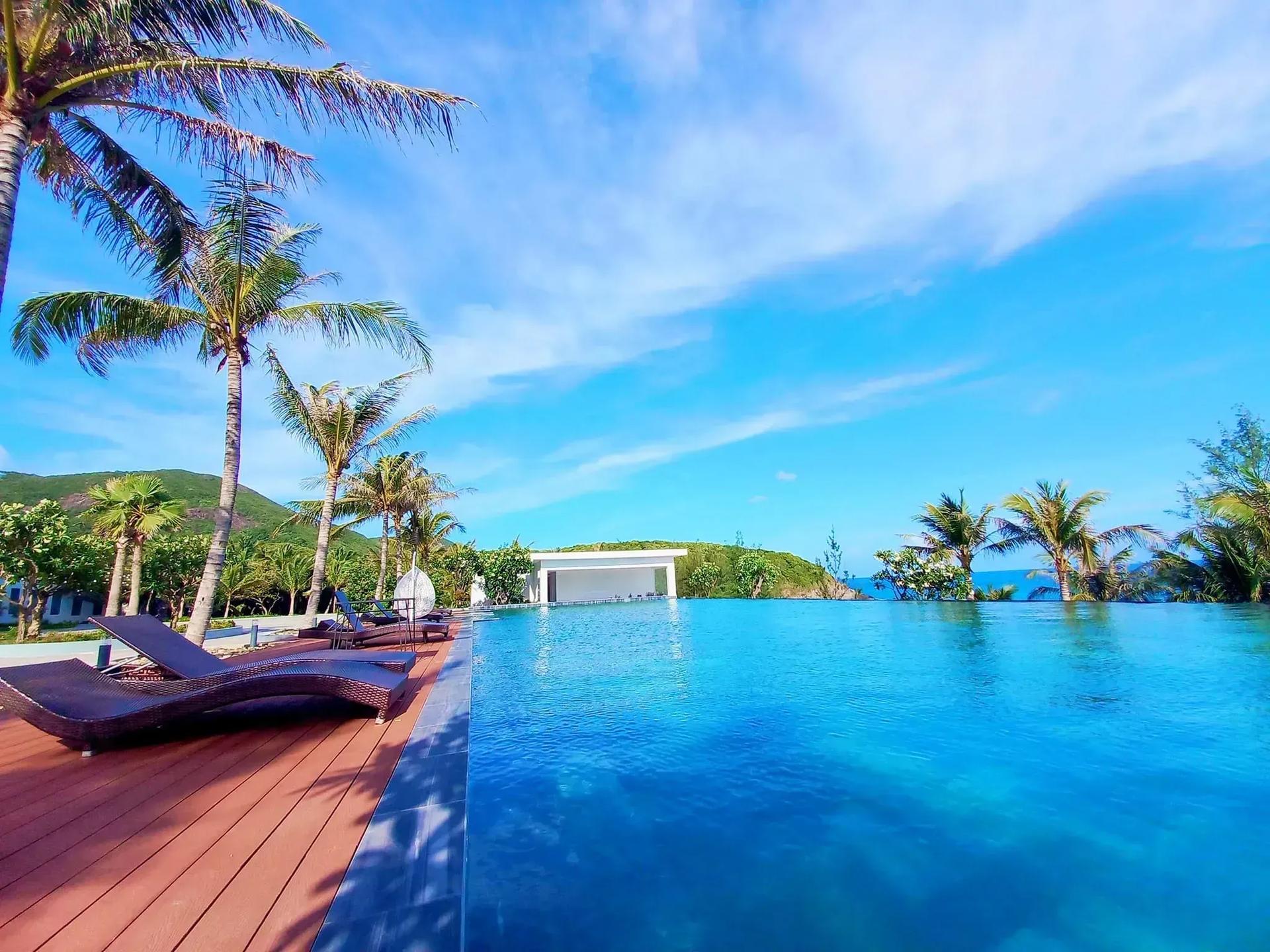 Infinity pool at Orson Hotel & Resort Côn Đảo with stunning sea view.