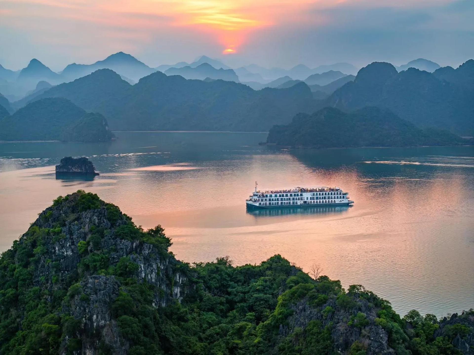 Romantic sunset on the bay with a luxury cruise.