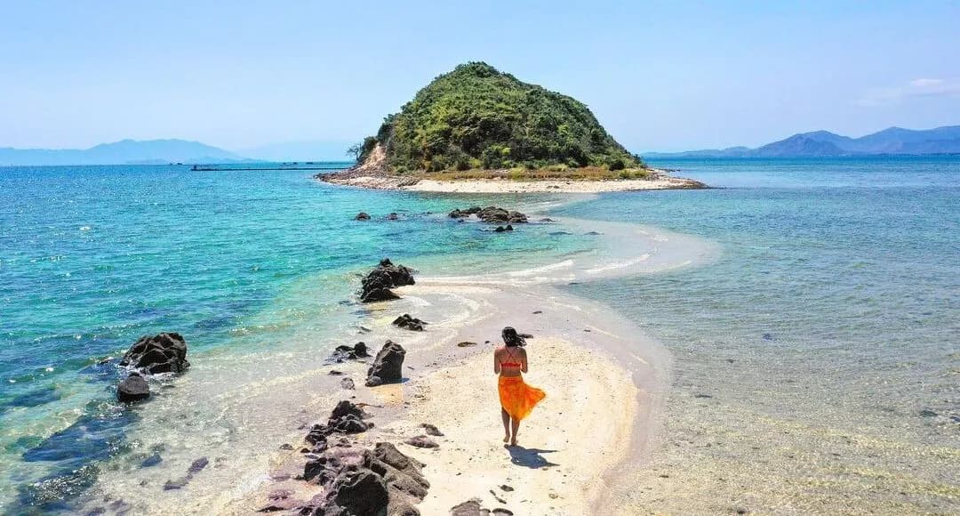 Đảo Điệp Sơn, thuộc tỉnh Khánh Hòa, nổi tiếng với con đường cát trắng nổi lên giữa biển, nối liền các đảo nhỏ khi thủy triều xuống. Đây là điểm đến độc đáo thu hút du khách với cảnh quan thiên nhiên hoang sơ, nước biển trong xanh, và trải nghiệm đi bộ giữa đại dương trên con đường cát dài hơn 700 mét.