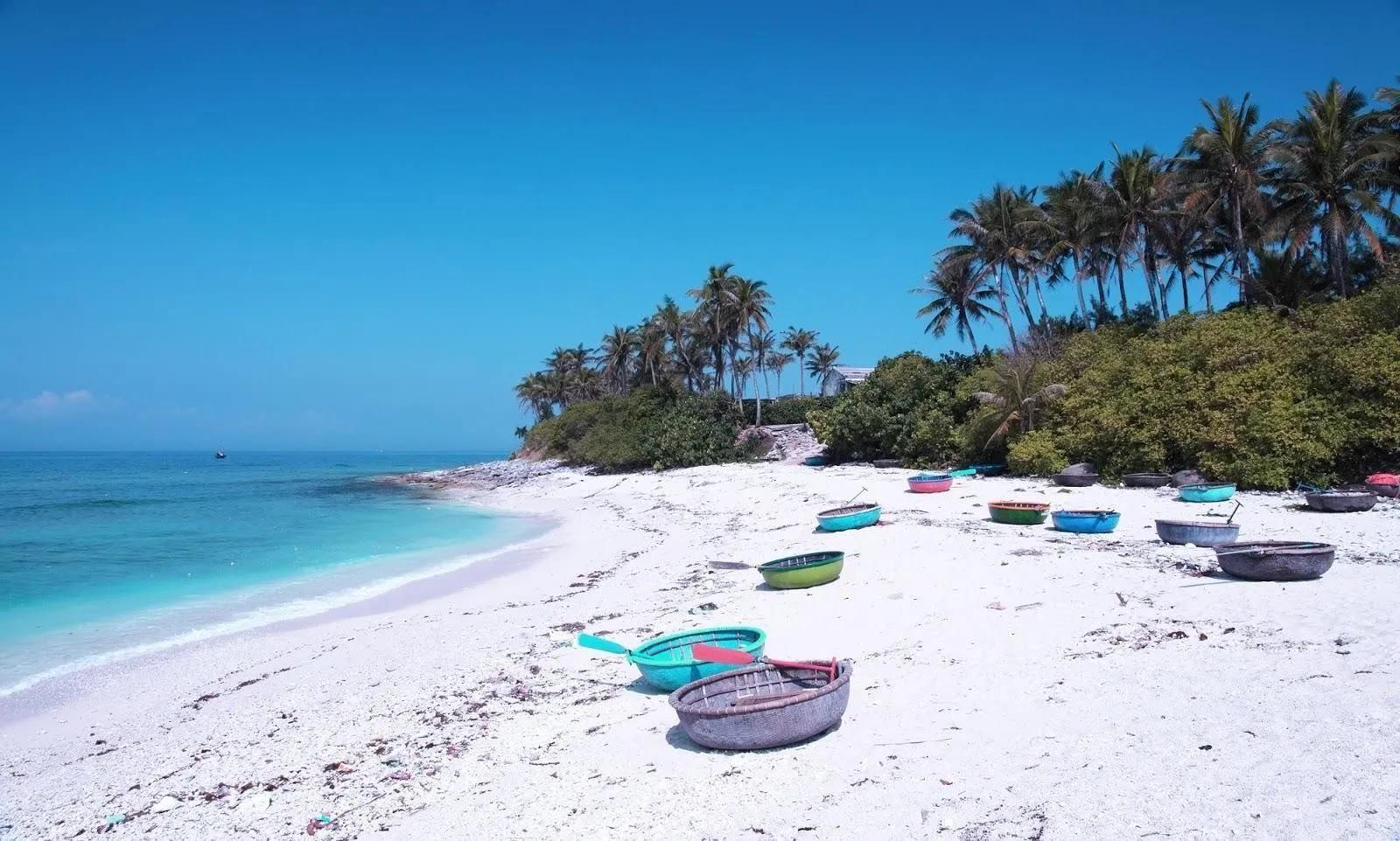 Đảo Điệp Sơn, thuộc tỉnh Khánh Hòa, nổi tiếng với con đường cát trắng nổi lên giữa biển, nối liền các đảo nhỏ khi thủy triều xuống. Đây là điểm đến độc đáo thu hút du khách với cảnh quan thiên nhiên hoang sơ, nước biển trong xanh, và trải nghiệm đi bộ giữa đại dương trên con đường cát dài hơn 700 mét.