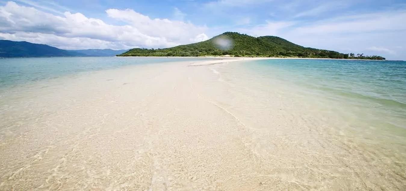 Đảo Điệp Sơn, thuộc tỉnh Khánh Hòa, nổi tiếng với con đường cát trắng nổi lên giữa biển, nối liền các đảo nhỏ khi thủy triều xuống. Đây là điểm đến độc đáo thu hút du khách với cảnh quan thiên nhiên hoang sơ, nước biển trong xanh, và trải nghiệm đi bộ giữa đại dương trên con đường cát dài hơn 700 mét.