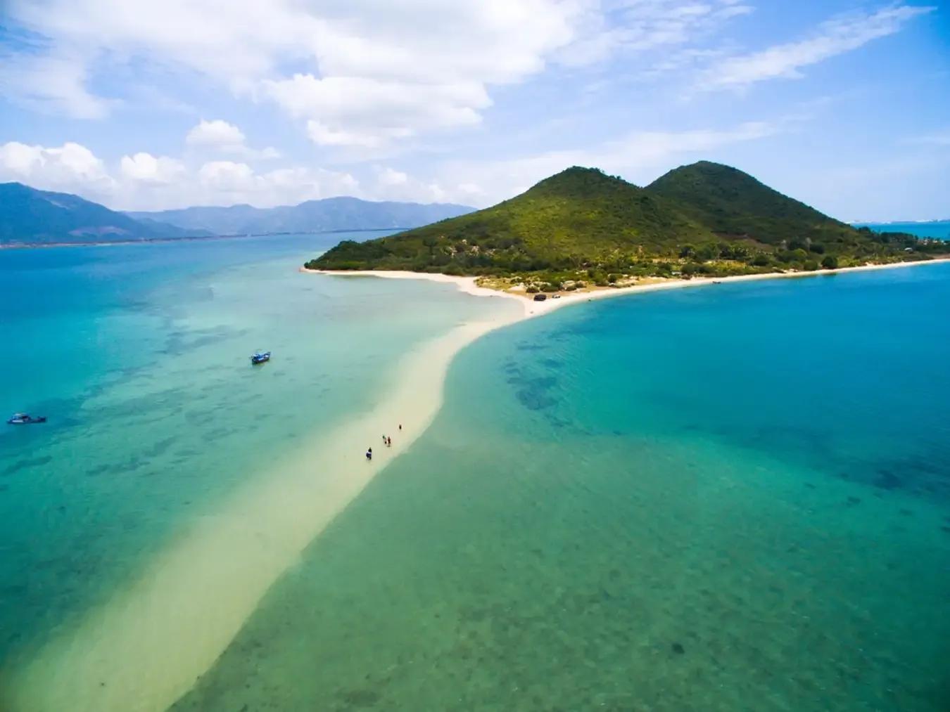 Đảo Điệp Sơn, thuộc tỉnh Khánh Hòa, nổi tiếng với con đường cát trắng nổi lên giữa biển, nối liền các đảo nhỏ khi thủy triều xuống. Đây là điểm đến độc đáo thu hút du khách với cảnh quan thiên nhiên hoang sơ, nước biển trong xanh, và trải nghiệm đi bộ giữa đại dương trên con đường cát dài hơn 700 mét.